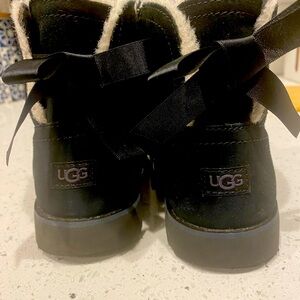 UGGS Bailey Bow Boots NEW NEVER WORN bought these for my daughter last Christmas
